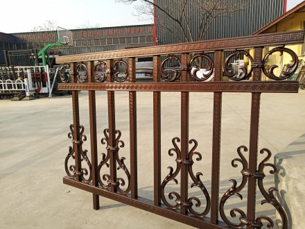 陽臺欄桿高度不打標安全隱患